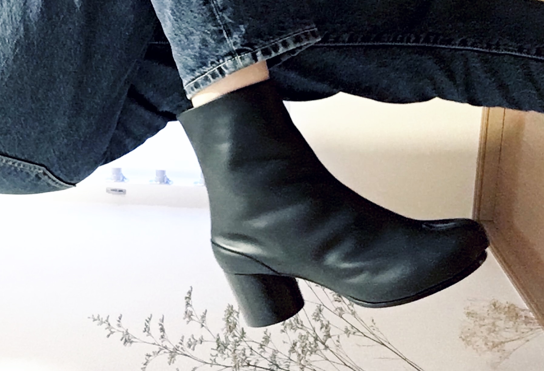 マルジェラ足袋ブーツ×ユニクロジーンズのシンプルコーデ | Fashion 